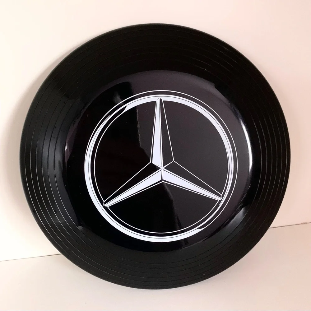 Hold Mercedes Benz frisbee